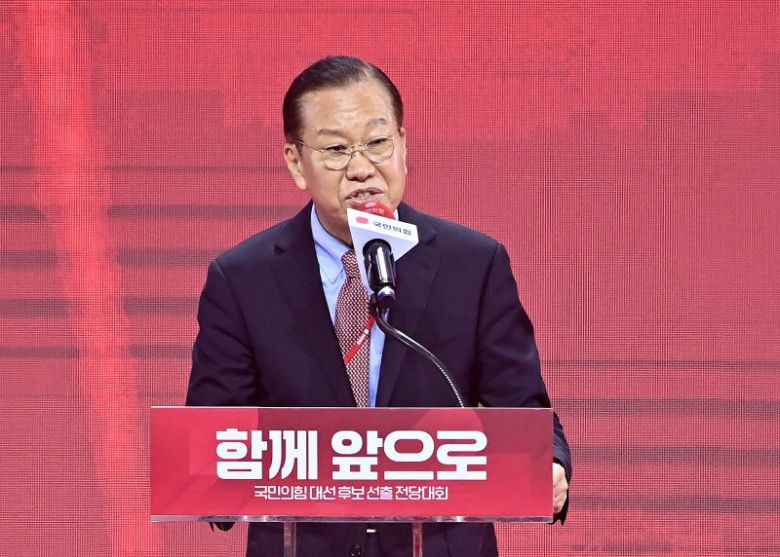 국민의힘 권영세 비상대책위원장이 3일 경기 고양시 킨텍스에서 열린 국민의힘 최종 대선 후보 선출을 위한 전당대회에서 인사말을 하고 있다. 공동취재