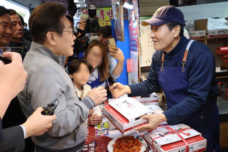 '동해안벨트'에서 현장행보 이어가는 이재명 후보 (속초=연합뉴스) 김주성 기자 = 더불어민주당 이재명 대선 후보가 '골목골목 경청투어' 사흘째인 3일 '동해안벨트' 첫 방문지인 강원도 속초시 중앙재래시장에서 닭강정을 구입하며 상인과 대화하고 있다. 2025.5.3 utzza@yna.co.kr (끝)