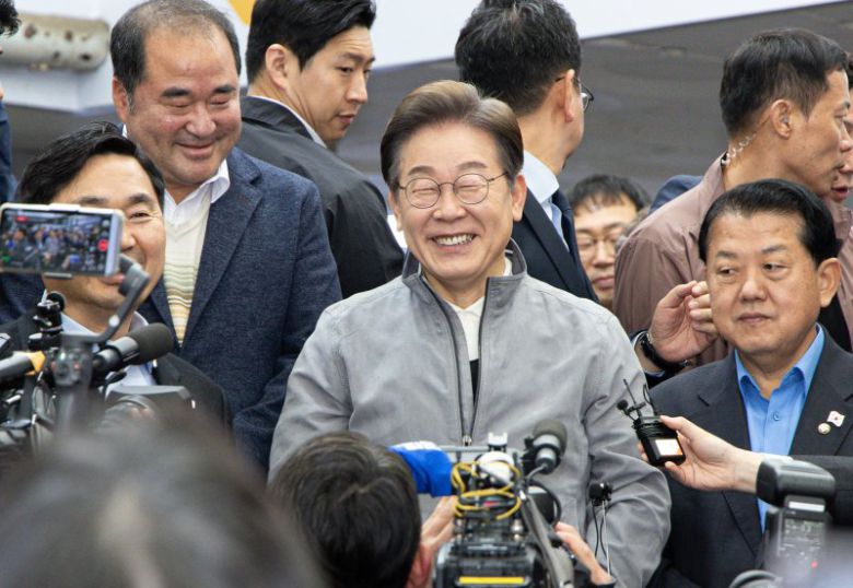 '골목골목 경청투어 : 동해안벨트편'에 나선 이재명 더불어민주당 대통령 후보가 3일 오전 강원 속초시 중앙로 속초관광수산시장에서 미소를 짓고 있다. 뉴스1