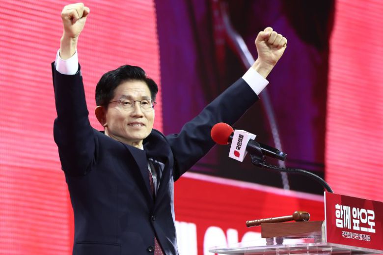 김문수 국민의힘 대통령 후보가 3일 경기 고양시 킨텍스에서 열린 5차 전당대회에서 최종 후보로 확정된 뒤 두손을 번쩍 들고 있다. 뉴스1