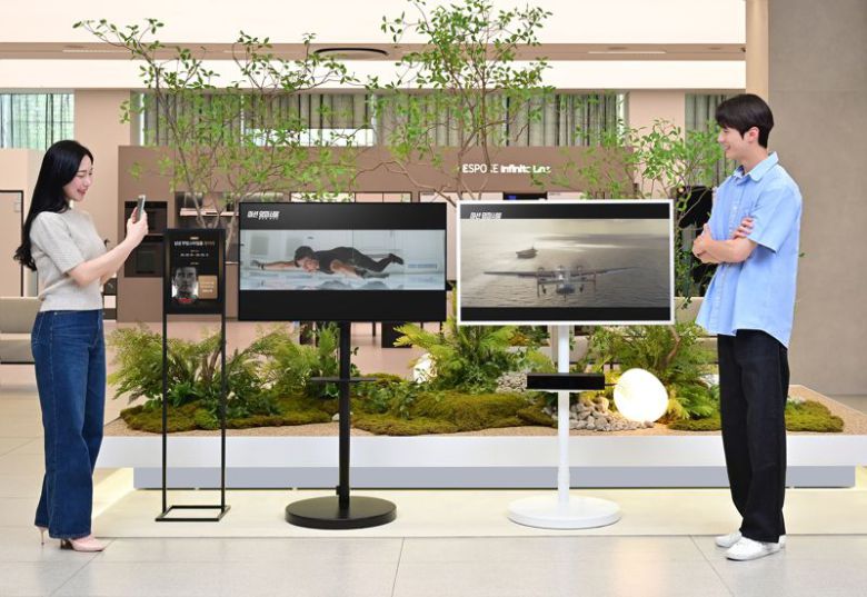 삼성전자 모델이 '삼성 무빙스타일을 찾아라' 이벤트에 참여하고 있다. 삼성전자 제공