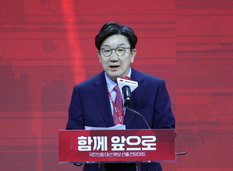 인사말하는 국민의힘 권성동 원내대표 (고양=연합뉴스) 박동주 기자 = 국민의힘 권성동 원내대표가 3일 경기 고양시 킨텍스에서 열린 국민의힘 최종 대선 후보 선출을 위한 전당대회에서 인사말을 하고 있다. 2025.5.3 pdj6635@yna.co.kr (끝)