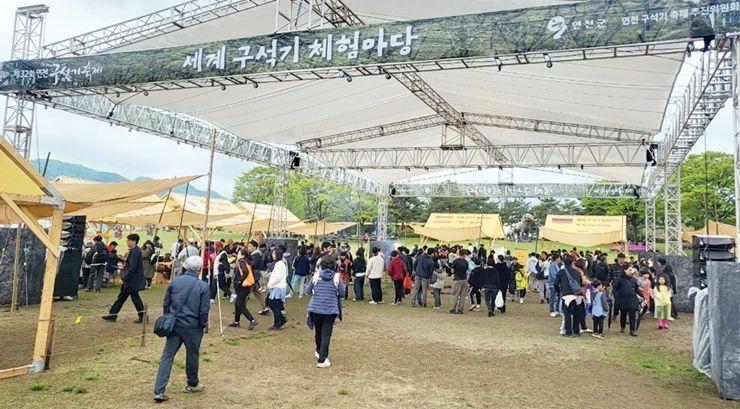 4일 오후 경기 연천군 전곡리에서 '제32회 연천 구석기 축제'가 열리고 있다. 사진=김경수 기자