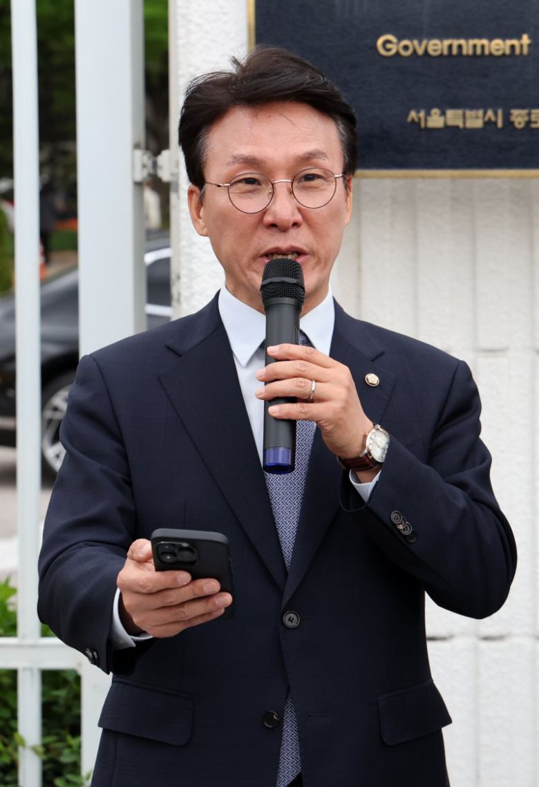 김민석 더불어민주당 수석 최고위원이 지난 1일 서울 종로구 정부서울청사 앞에서 한덕수 대통령 권한대행 국무총리 규탄 기자회견을 하고 있다. 사진=뉴시스