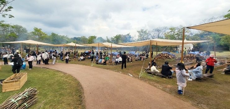 4일 오후 경기 연천군 전곡리에서 '제32회 연천 구석기 축제'가 열리고 있다. 바비큐장 모습. 사진=김경수 기자