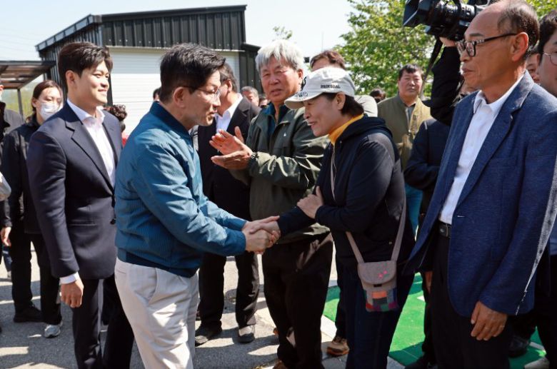 국민의힘 김문수 대선 후보가 4일 한센인 마을인 경기도 포천시 장자마을을 방문해 주민들과 인사하고 있다. /사진=연합뉴스