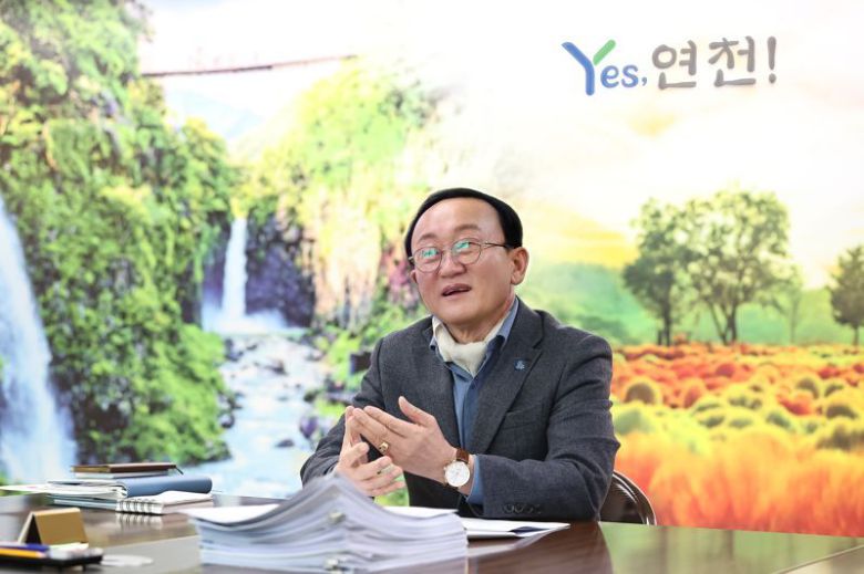 파이낸셜뉴스와 인터뷰를 진행하는 김덕현 연천군수. 연천군 제공