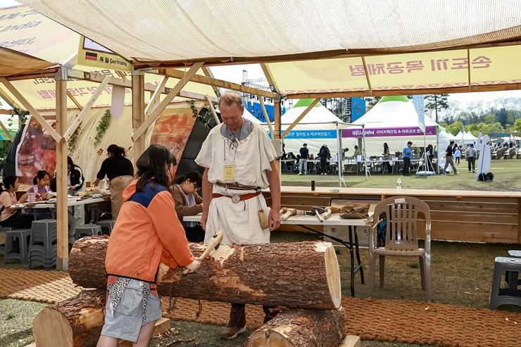 4일 오후 경기 연천군 전곡리에서 '제32회 연천 구석기 축제'가 열리고 있다. 사진=김경수 기자