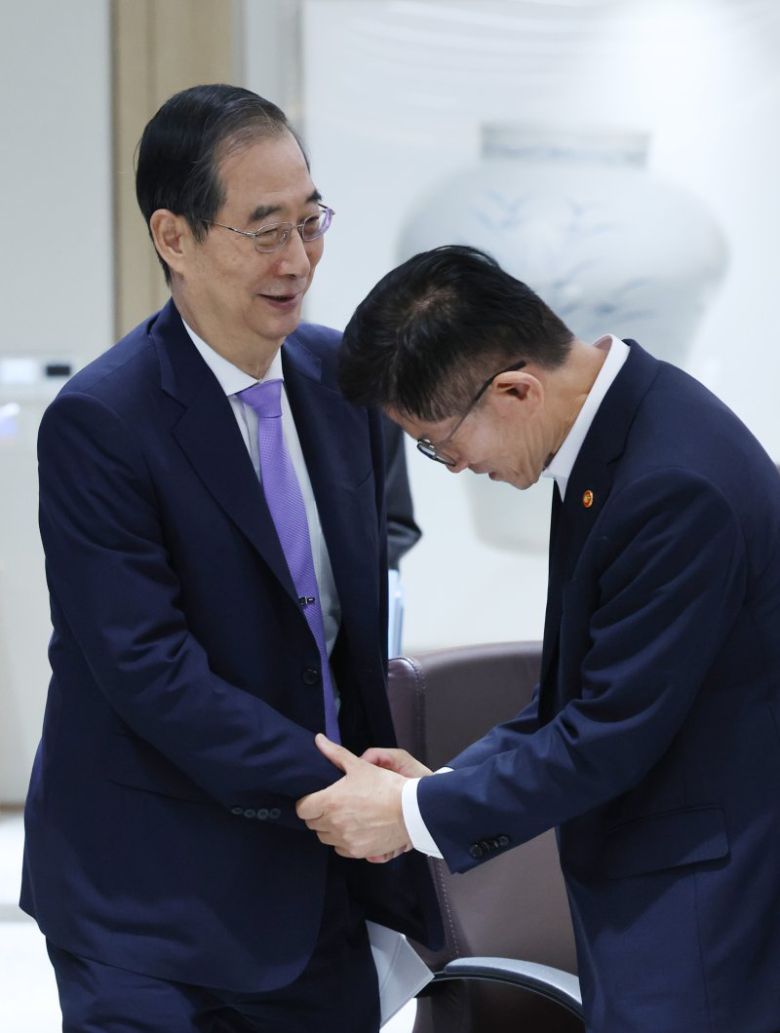 한덕수 무소속 대선후보(당시 국무총리)와 김문수 국민의힘 대선후보(당시 고용노동부 장관)가 지난해 9월 10일 서울 용산 대통령실 청사에서 열린 제39회 국무회의에서 인사를 나누고 있다. /사진=뉴시스