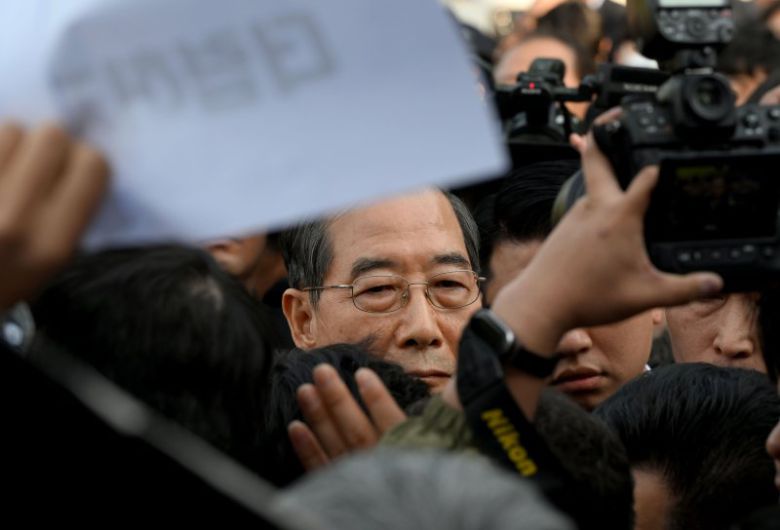 대통령 선거 출마를 선언한 한덕수 전 국무총리가 지난 2일 오후 광주 북구 국립5·18민주묘지 참배를 위해 들어서려다 시민 사회 단체에 가로막혀 앞으로 나아가지 못하고 있다. /사진=뉴시스