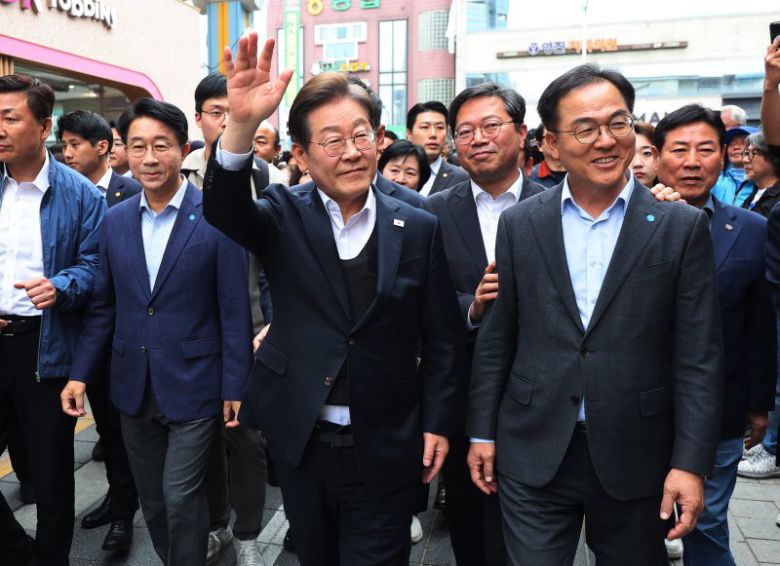 양평서 경청투어 이재명 더불어민주당 대선 후보(왼쪽)가 5일 경기 양평군 양평물맑은시장에서 열린 '골목골목 경청투어'에서 지지자들을 향해 손을 흔들고 있다. 연합뉴스