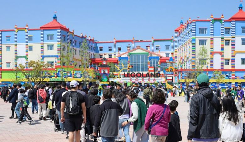 5월 황금 연휴에 레고랜드를 방문한 관람객들이 입장을 기다리고 있다. 레고랜드 코리아 제공