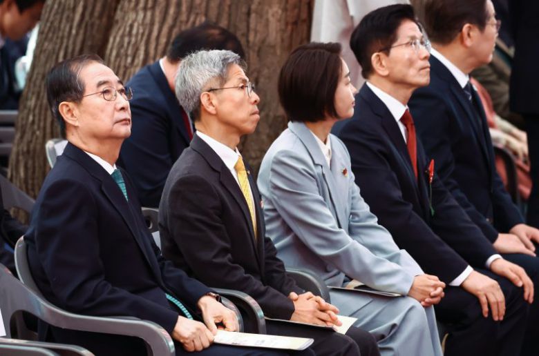 한덕수 무소속 대통령 선거 예비후보가 5일 오전 서울 종로구 조계사에서 열린 불기 2569년 부처님오신날 봉축법요식에 참석해 자리하고 있다. 오른쪽 두번째는 김문수 국민의힘 대통령 후보. /사진=뉴스1화상
