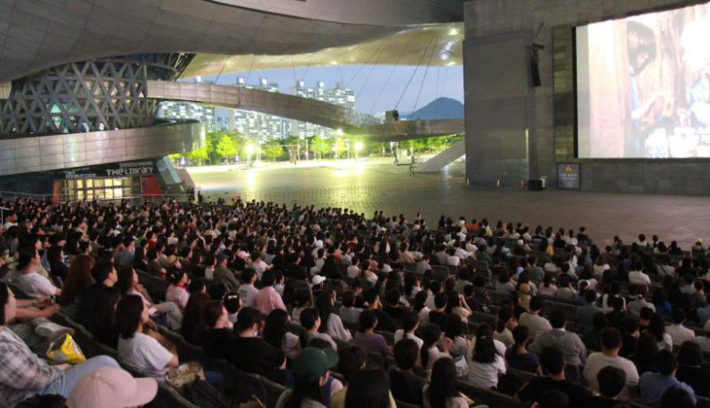 지난해 영화의전당에서 진행됐던 '2024 야외상영회' 현장. 영화의전당 제공