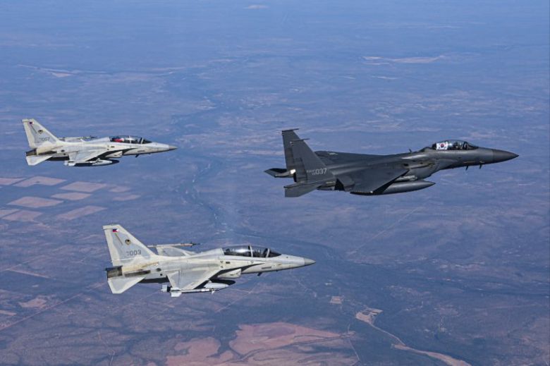 피치블랙 훈련에 참가한 한국 공군 F-15K와 필리핀 공군 FA-50PH가 지난해 8월 31일 호주 다윈기지 상공에서 우정비행을 하고 있다. KAI 제공                                      중동 사막을 달리고 있는 한화에어로스페이스의 'K9 자주포'. 한화에어로스페이스 제공