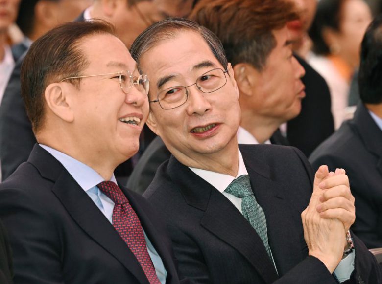 권영세와 대화하는 韓 무소속 한덕수 대선 예비후보(오른쪽)가 5일 서울 종로구 조계사에서 열린 불기 2569년 부처님오신날 봉축법요식에 참석해 국민의힘 권영세 비상대책위원장과 대화하고 있다. 연합뉴스                                    어린이를 안고 있는 金 김문수 국민의힘 대선 후보가 5일 어린이날을 맞아 서울 종로구 광화문광장 육조마당에서 열린 가족동행 축제 '펀펀한 광화문광장'을 방문해 어린아이를 안아주고 있다. 뉴스1