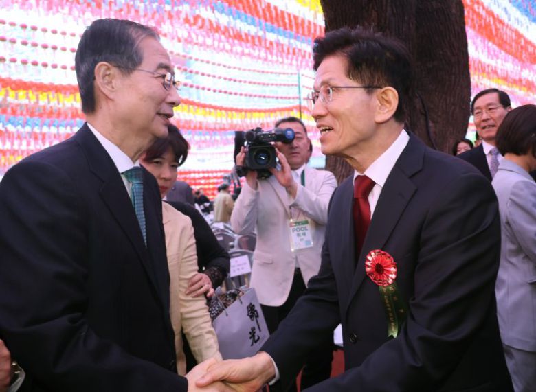 [서울=뉴시스] 최진석 기자 = 김문수 국민의힘 대선 후보와 한덕수 무소속 대선 예비후보가 지난 5일 서울 종로구 조계사에서 열린 부처님오신날 봉축법요식에서 악수하고 있다. (대통령실통신사진기자단) 2025.05.05. myjs@newsis.com /사진=뉴시스