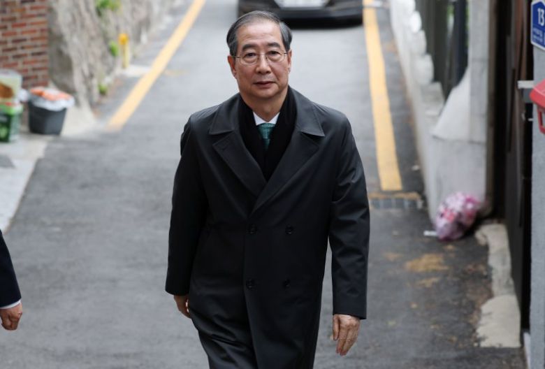 한덕수 무소속 대통령 선거 예비 후보가 5일 손학규 전 민주당 대표와 만찬 회동을 갖기위해 서울 종로구 한 식당으로 들어서고 있다. 2025.5.5/뉴스1 ⓒ News1 박세연 기자 /사진=뉴스1