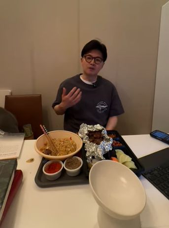 지난 5일 라이브 방송 중인 한동훈 전 대표/사진=한동훈 전 대표 유튜브 라이브 방송 캡처