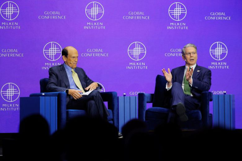 스콧 베선트 미국 재무장관(오른쪽)이 5일(현지시간) 미국 로스앤젤레스(LA)에서 개최된 '밀컨 글로벌 콘퍼런스 2025'에서 대담을 하고 있다. 로이터연합뉴스