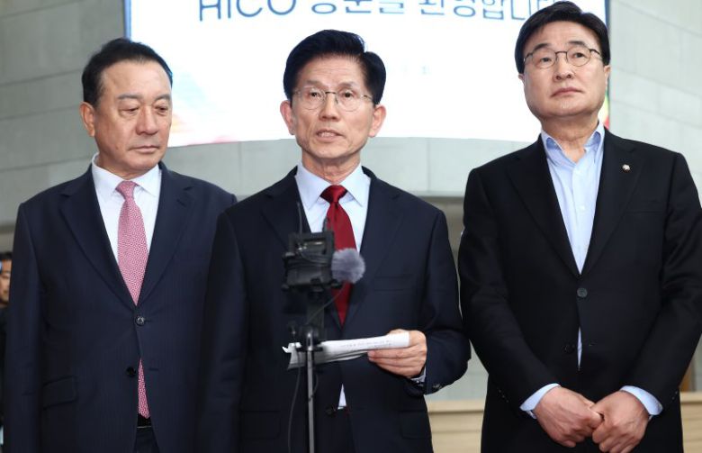 김문수 국민의힘 대통령 후보가 6일 경북 경주시 HICO(정상회의장) 미디어센터에서, 단일화 문제를 놓고 당 지도부와 갈등을 빚고 있는 가운데 브리핑을 하고 있다. 뉴스1