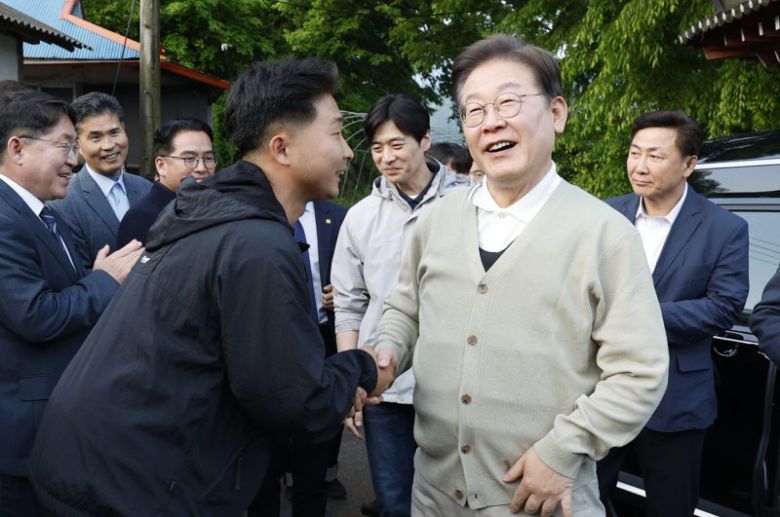 이재명 더불어민주당 대통령 후보가 골목골목 경청투어 이틀차인 6일 오후 전북 장수군 오옥마을회관을 찾아 '국내 최연소 이장(1998년생)' 정민수 씨와 인사하고 있다. 사진=뉴스1