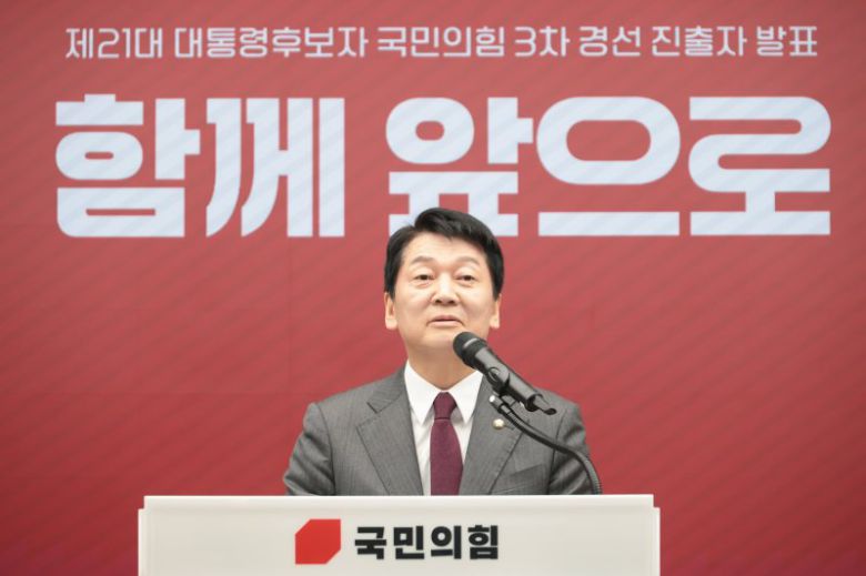 국회사진기자단= 안철수 국민의힘 의원이 6일 "한동훈 전 대표는 우리 당과 함께 이재명을 막을 의지가 있냐"고 말했다. 사진은 안 당시 대선 경선 후보가 지난달 29일 오후 서울 여의도 중앙당사에서 열린 제21대 대통령후보자 선출을 위한 3차 경선 진출자 발표에서 승리와 화합을 위한 메세지를 발표하고 있는 모습. 뉴시스