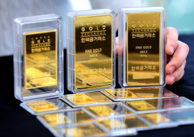 지난달 17일 서울 종로구 한국금거래소 종로본점에 골드바가 진열돼 있다. 국내 금값이 사상 최고치를 경신하며 순금 한 돈 가격이 처음으로 65만원 돌파했다. 뉴시스