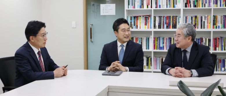 지난 5일 서울 서초구 파이낸셜뉴스 본사에서 노동일 주필(왼쪽) 진행으로 서용주 맥 정치사회연구소장(가운데)과 최수영 시사평론가가 이재명 더불어민주당 대선 후보의 대법원 유죄 취지의 파기환송심 사법리스크를 비롯해 범보수 진영 반(反)이재명 빅텐트, 개헌 이슈 등 다양한 변수들로 요동치는 대선 정국을 심층 진단하고 전망하는 대담을 하고 있다. 사진=박범준 기자