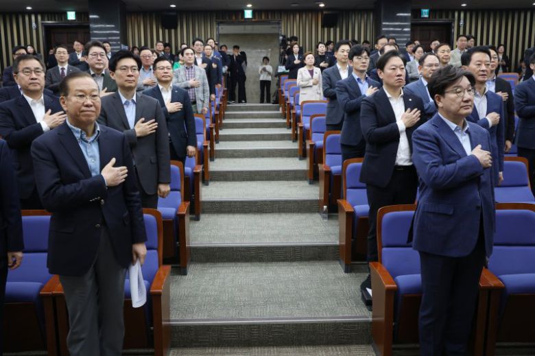 국민의힘 권영세 비상대책위원장과 권성동 원내대표을 비롯한 의원들이 6일 오후 서울 여의도 국회에서 열린 의원총회에서 국기에 경례를 하고 있다. /사진=뉴스1화상
