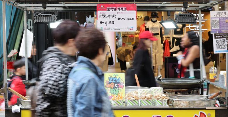 6일 서울 중구 명동거리를 찾은 관광객들이 거리에서 판매 중인 음식 앞으로 지나고 있다. 통계청 소비자물가동향에 따르면 지난달 외식물가는 3.2% 상승해 13개월 만에 최대 상승폭을 기록했다. /사진=뉴스1화상