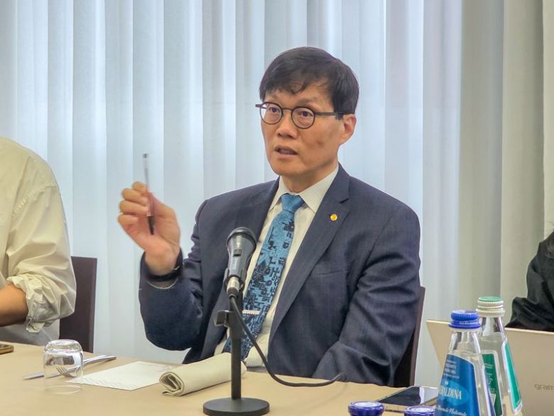 아시아개발은행(ADB) 연차총회 참석 등을 위해 이탈리아를 방문 중인 이창용 한국은행 총재가 5일(현지시간) 오전 국내 기자단과 간담회를 하고 있다. 한국은행 제공.