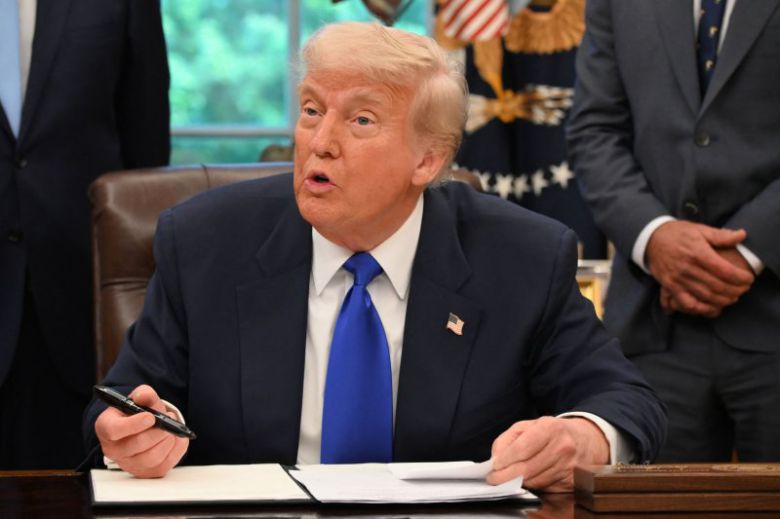 미국의 도널드 트럼프 대통령이 5일(현지시간) 미국 워싱턴DC 백악관에서 행정명령에 서명하고 있다. AFP연합뉴스