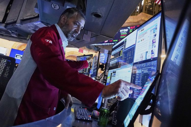 뉴욕 증시가 5일(현지시간) 미국의 무역협상 전개에 투자자들이 촉각을 곤두세우면서 숨 고르기에 들어가 3대 지수가 일제히 하락했다. 스탠더드앤드푸어스(S&P)500은 20년여 만의 최장 상승세였던 10거래일 연속 상승 행진을 이날 멈췄다. AP 뉴시스