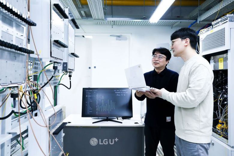 LG유플러스 임직원이 클라우드랜 AI 네트워크 자동화 기술을 검증하고 있다. LG유플러스 제공
