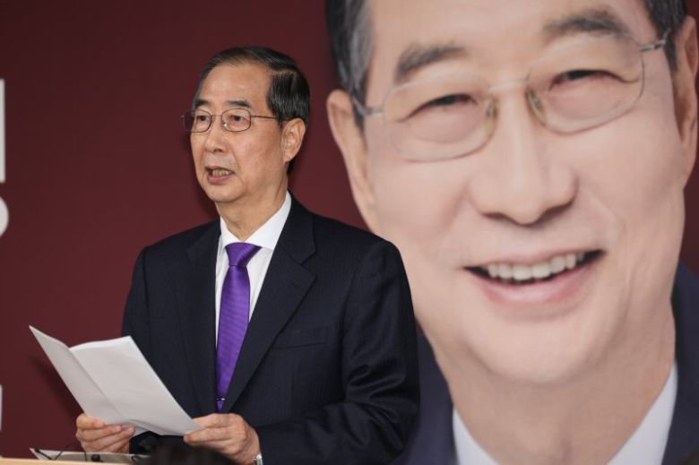 (서울=뉴스1) 이재명 기자 = 한덕수 무소속 대선 예비후보가 7일 서울 여의도 맨하탄21빌딩에 마련된 선거 사무소에서 긴급 입장 발표를 하고 있다. 2025.5.7/뉴스1 /사진=뉴스1화상