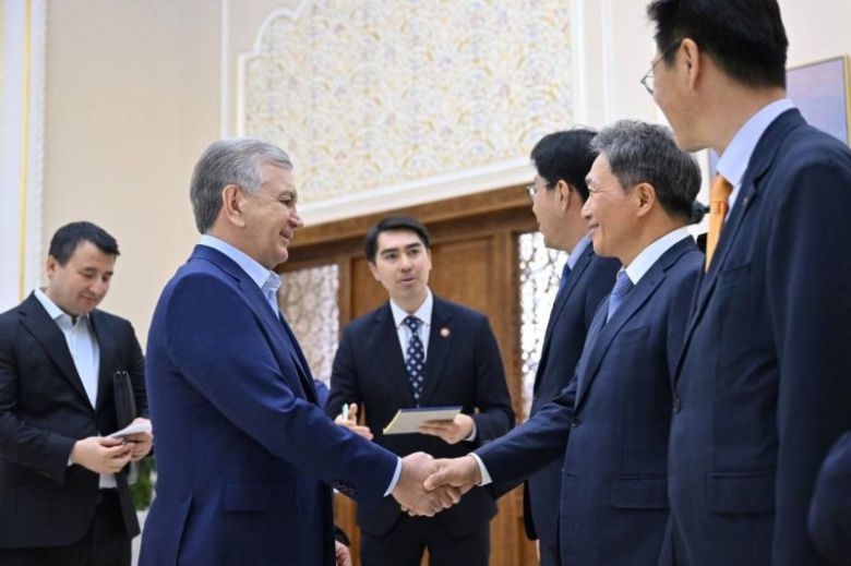 이학재 인천국제공항공사 사장(오른쪽 두번째)이 지난 1일 우즈베키스탄 우르겐치공항 내 VIP실에서 진행된 사업설명회에서 샵카트 미르지요예프 우즈베키스탄 대통령(왼쪽 두번째)과 악수를 나누고 있다. 인천국제공항공사 제공