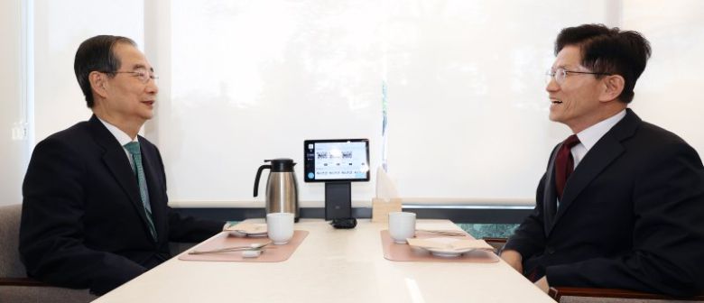 김문수 국민의힘 대선 후보와 한덕수 무소속 대선 예비후보가 7일 오후 서울 종로구의 한 음식점에서 열린 후보 단일화를 위한 회동에서 대화를 나누고 있다. (공동취재) /사진=뉴스1