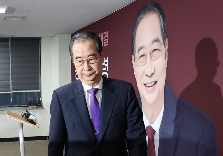 무소속 한덕수 대통령선거 예비후보가 7일 서울 영등포구 선거캠프 사무실에서 열린 기자회견을 마친 후 나서고 있다. 연합뉴스