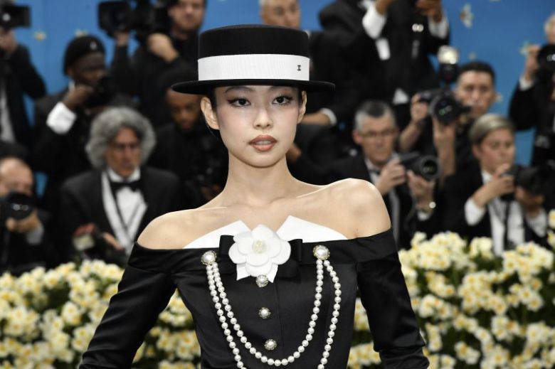 제니가 5일(현지시간) 미국 뉴욕의 메트로폴리탄 미술관 의상 연구소 전시회 개막 기념 자선 갈라(멧 갈라) '슈퍼파인: 블랙 스타일 테일러링(Superfine: Tailoring Black Style)'에 참석해 포토타임을 갖고 있다. /사진=뉴시스