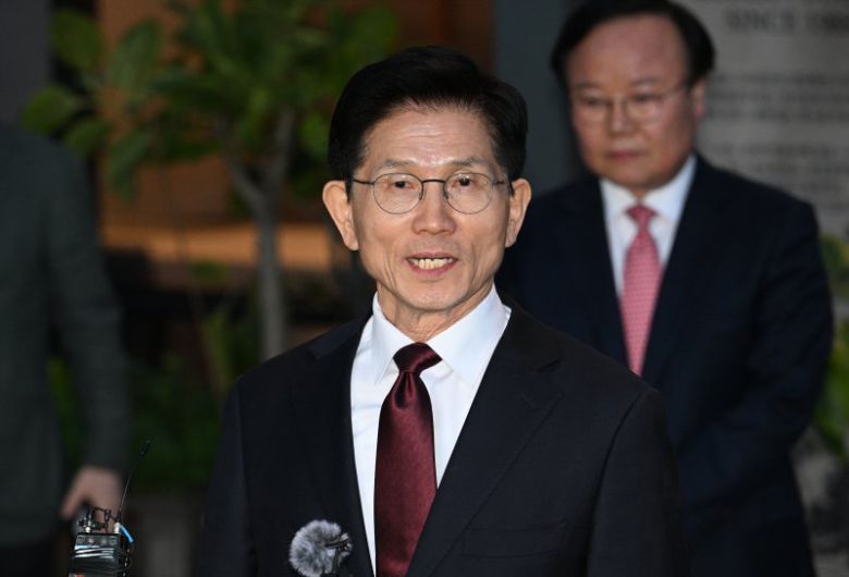 김문수 국민의힘 대선 후보가 7일 서울 종로구 한 식당에서 한덕수 무소속 대선 후보와 단일화 관련 회동을 마치고 브리핑을 하고 있다. (공동취재) 뉴시스