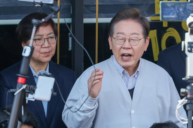 (진안=뉴스1) 안은나 기자 = 이재명 더불어민주당 대통령 후보가 2차 골목골목 경청투어 마지막 날인 7일 오전 전북 진안군 진무로를 찾아 즉흥 연설하고 있다. 왼쪽은 정은경 총괄선대위원장. 2025.5.7/뉴스1 /사진=뉴스1화상