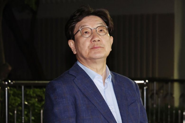 권성동 국민의힘 원내대표가 후보 단일화 문제로 당 지도부와 갈등을 겪고 있는 김문수 대통령 후보를 만나기 위해 6일 서울 관악구 김 후보의 집 앞에서 기다리고 있다. 2025.5.6/뉴스1 ⓒ News1 김명섭 기자 /사진=뉴스1