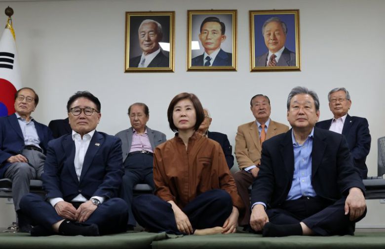 국힘 상임고문단 "단일화때까지 단식 농성" 김무성(앞줄 오른쪽)·유준상 국민의힘 상임고문과 김미애 국민의힘 의원(앞줄 가운데)이 7일 오후 서울 여의도 중앙당사에서 김문수 당 대선후보와 한덕수 무소속 대선 예비후보 간 단일화를 촉구하는 단식농성을 하고 있다. 국민의힘 제공