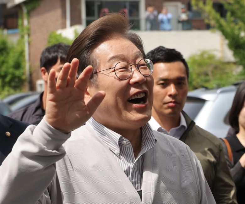 환하게 웃는 李 이재명 더불어민주당 대선 후보가 7일 전북 전주시 풍남문광장 인근에서 진행된 '골목골목 경청투어'에서 지지자들을 향해 밝게 인사하고 있다. 이날 서울고법은 오는 15일로 예정됐던 이 후보의 공직선거법 위반 혐의 파기환송심 첫 공판을 대선 이후인 6월 18일로 연기했다. 연합뉴스                                      구호 외치는 국힘 7일 권성동 원내대표(앞줄 왼쪽 두번째) 등 국민의힘 의원들이 이날 오전 더불어민주당 주도로 대통령 당선 시 진행 중인 형사재판을 정지하는 내용의 '형사소송법 개정안'이 국회 법사위 심사소위를 통과하자 이에 항의하는 손팻말을 들고 구호를 외치고 있다. 연합뉴스