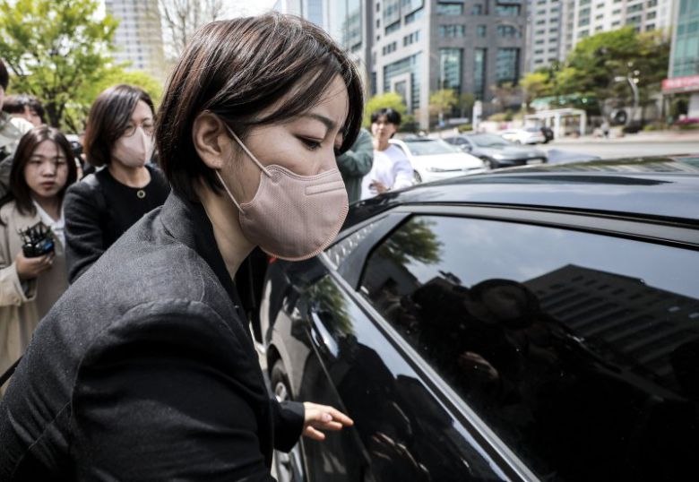 음주운전 및 불법 숙박업 혐의로 재판에 넘겨진 문재인 전 대통령의 딸 다혜씨가 지난달 17일 서울 마포구 서울서부지방법원에서 열린 1심 선고기일을 마친 뒤 법원을 나와 차량에 탑승하고 있다. .2025.04.17. /사진=뉴시스