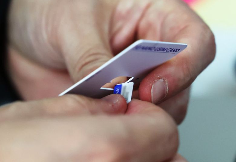 지난 6일 오전 인천국제공항에 설치된 SKT 부스에서 직원이 유심을 교체하고 있다. 사진=뉴스1화상