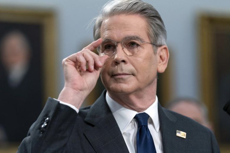 미국 스콧 베선트 재무장관이 6일(현지시간) 미국 워싱턴DC 국회 의사당의 하원 청문회에 참석해 증언을 준비하고 있다.AP뉴시스                                    미국 무역대표부(USTR)의 제이미슨 그리어 대표가 지난달 8일 미국 워싱턴DC 국회 의사당의 상원 청문회에 참석해 증언하고 있다.AP연합뉴스