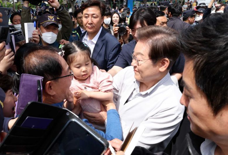 [전주=뉴시스] 조성봉 기자 = 민심을 청취하는 '경청 투어'에 나선 이재명 더불어민주당 대선후보가 7일 전북 전주시 완산구 풍남문 인근에서 어린이를 안아주고 있다. 2025.05.07. suncho21@newsis.com <저작권자ⓒ 공감언론 뉴시스통신사. 무단전재-재배포 금지.> /사진=뉴시스화상