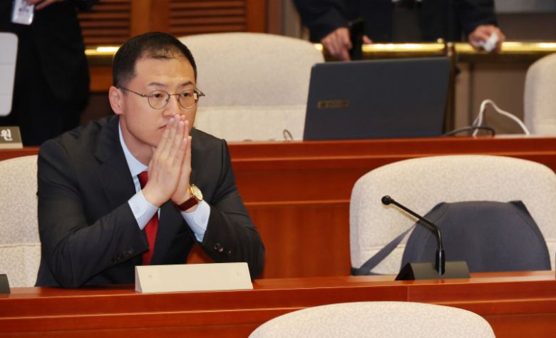 김상욱 국민의힘 의원이 지난달 24일 오전 서울 여의도 국회에서 열린 의원총회에 참석해 권성동 원내대표의 발언을 듣고 있다. /사진=뉴시스화상